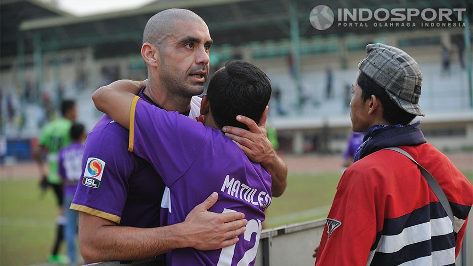 Luis Edmundo memeluk salah seorang suporter Persita yang berlari ke pinggir lapangan untuk memeluknya usai Persita dikalahkan oleh PBR di stadion Singaperbangsa, Karawang, Jumat (05/09/14).